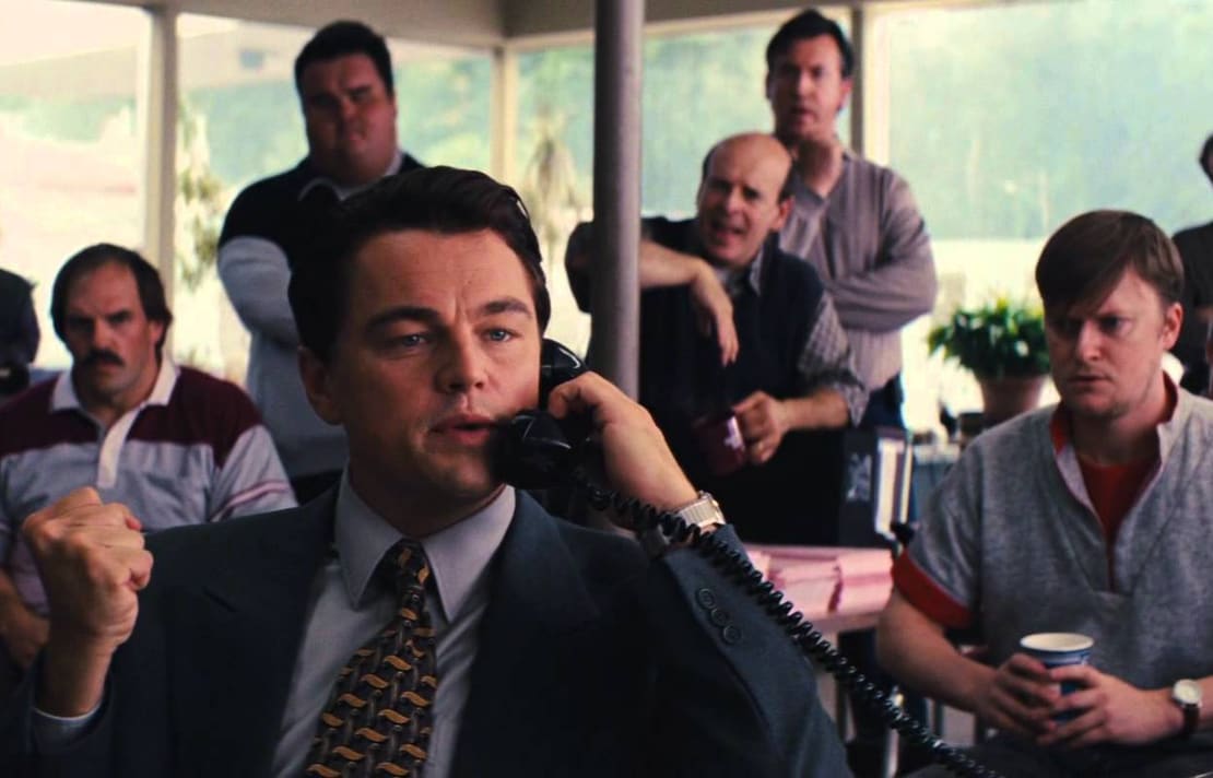 Leonardo Di Caprio, en el lobo de Wall Street, vendiendo por teléfono.