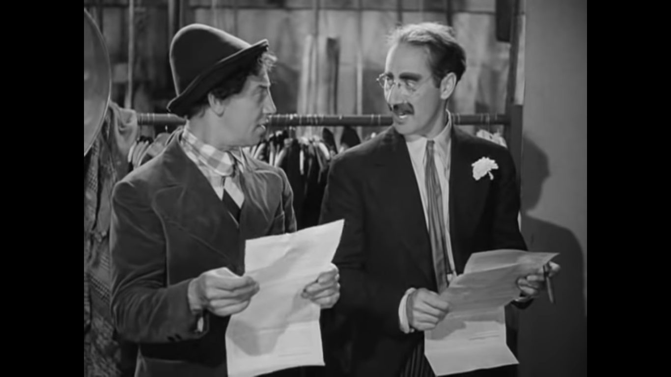 Escena de la película de los hermanos Marx, «Una noche en la ópera» en la que leen un contrato incomprensible.